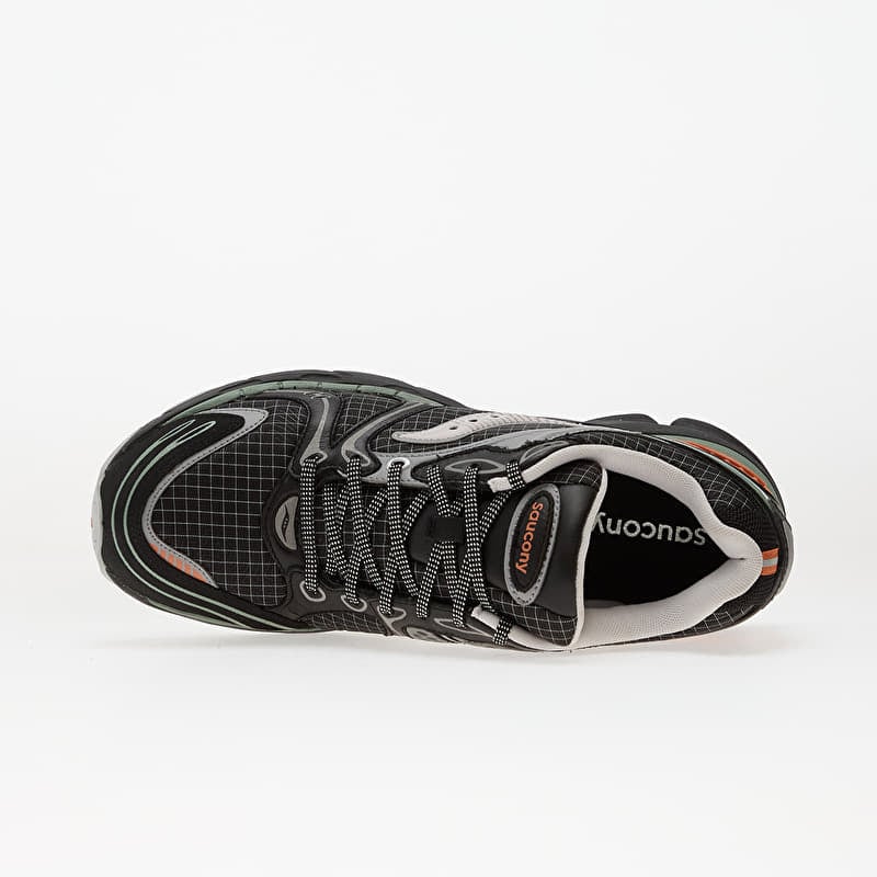 La chaussure présentée sur l'image est la basket Saucony ProGrid Triumph 4, issue de la gamme Saucony Originals.
