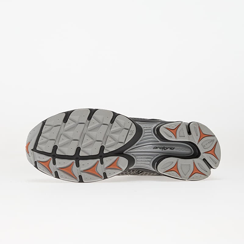 La chaussure présentée sur l'image est la basket Saucony ProGrid Triumph 4, issue de la gamme Saucony Originals.