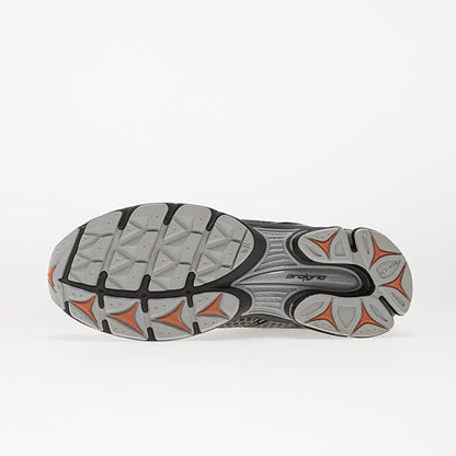 La chaussure présentée sur l'image est la basket Saucony ProGrid Triumph 4, issue de la gamme Saucony Originals.