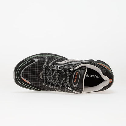La chaussure présentée sur l'image est la basket Saucony ProGrid Triumph 4, issue de la gamme Saucony Originals.