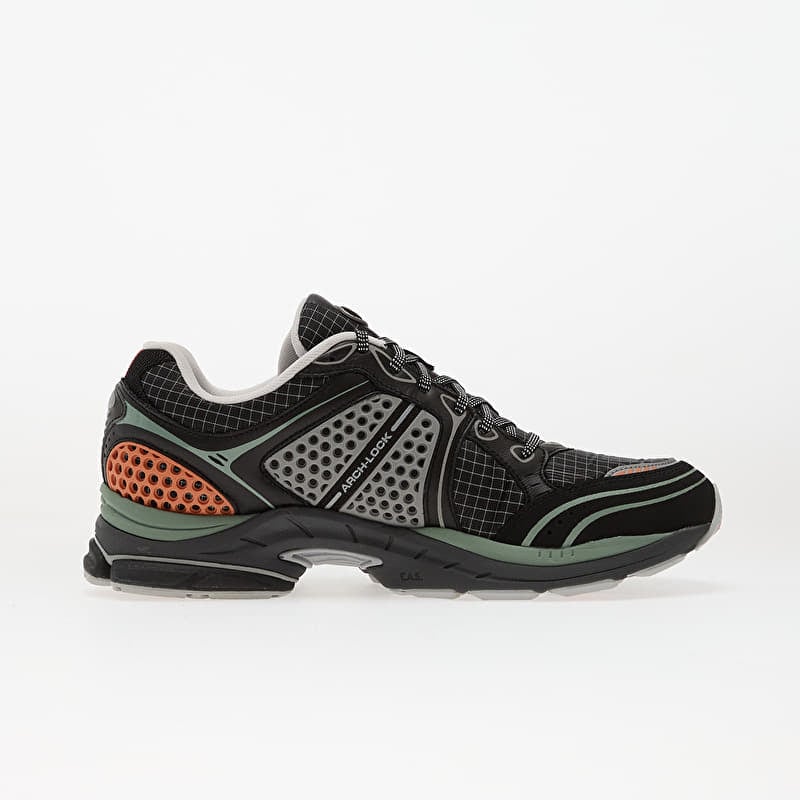 La chaussure présentée sur l'image est la basket Saucony ProGrid Triumph 4, issue de la gamme Saucony Originals.