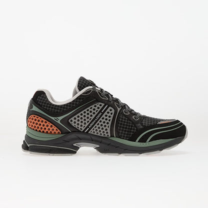 La chaussure présentée sur l'image est la basket Saucony ProGrid Triumph 4, issue de la gamme Saucony Originals.