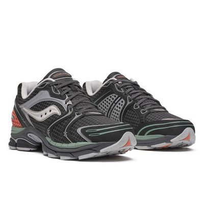 La chaussure présentée sur l'image est la basket Saucony ProGrid Triumph 4, issue de la gamme Saucony Originals.
