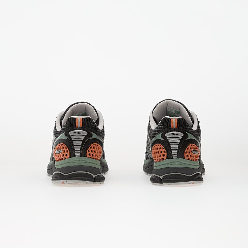 La chaussure présentée sur l'image est la basket Saucony ProGrid Triumph 4, issue de la gamme Saucony Originals.