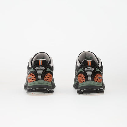 La chaussure présentée sur l'image est la basket Saucony ProGrid Triumph 4, issue de la gamme Saucony Originals.